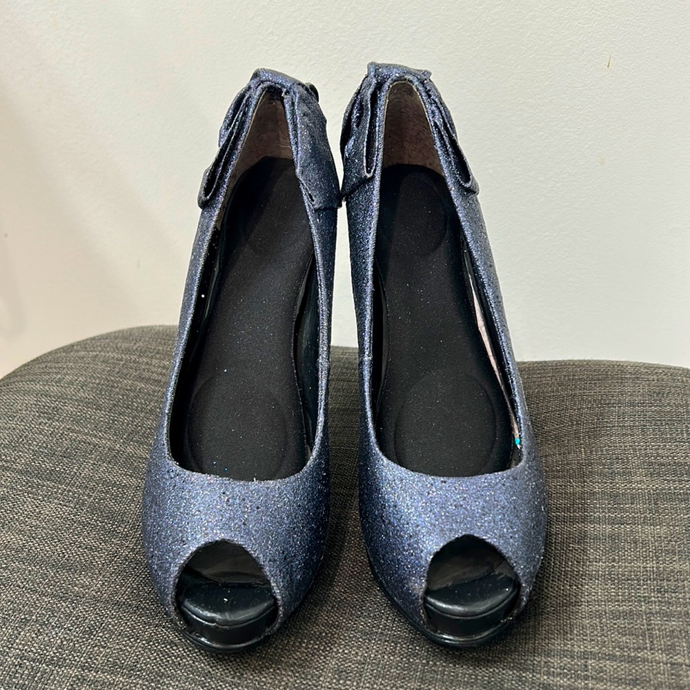 Peep toe high heel platform pumps